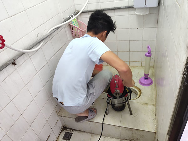 廉江管道堵塞冒臭气 专业师傅现场解决问题