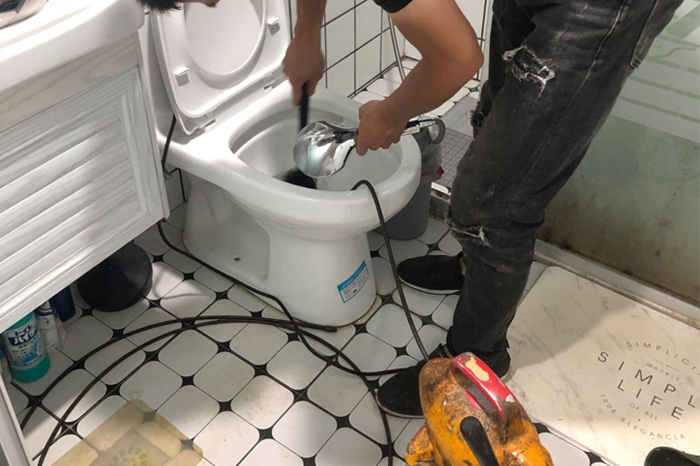 廉江马桶堵塞自己疏通还是找师傅?专业上门服务让你省时更省心